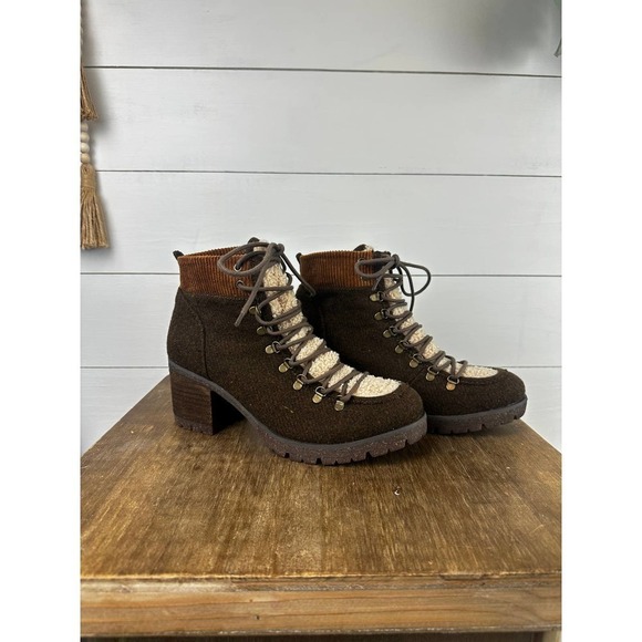 NWOT Korks Elin High Pile Fleece Lug Sole Bootie sz 8.5 - Picture 1 of 8